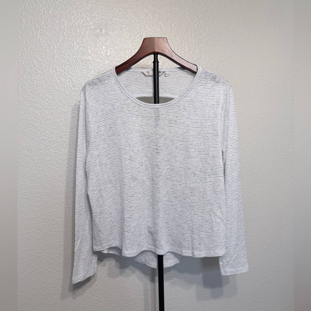 Athleta Keyhole Back L/S Gray Textured Lightweight Workout Top - Women’s L